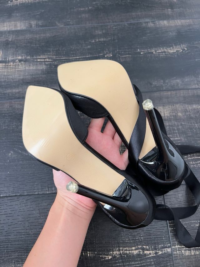 Tacones negros de satén
