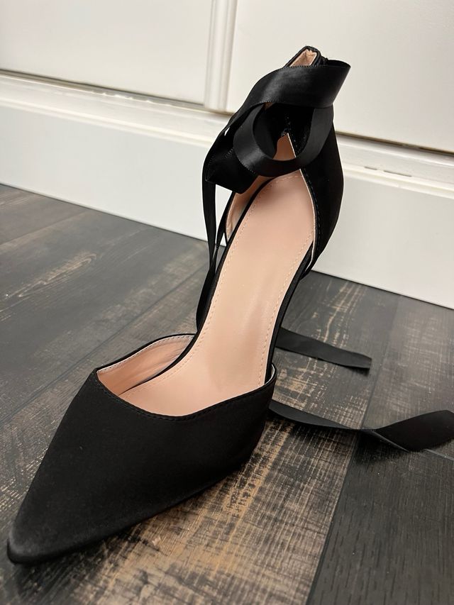 Tacones negros de satén