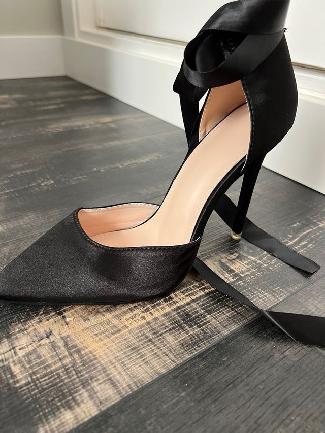 Tacones negros de satén