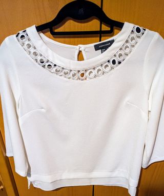 Blusa blanca con cuello de encaje