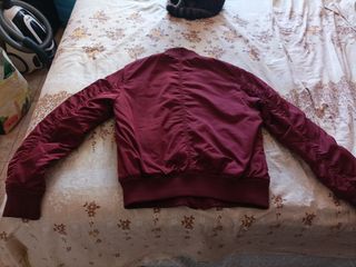 Chaqueta estilo bomber granate unisex.