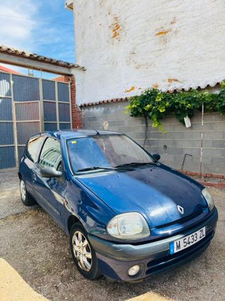 Renault Clio  Renault Clio  2000