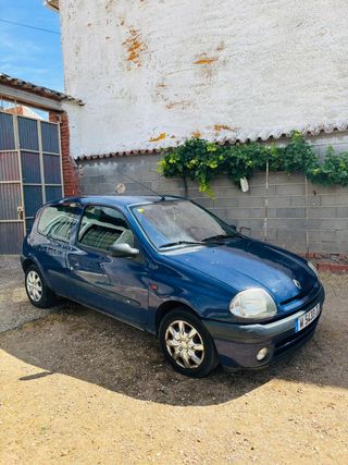 Renault Clio  Renault Clio  2000