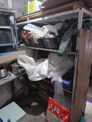 Estantería metálica blanca y gris