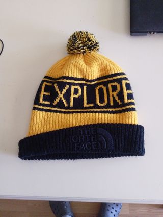Gorro The North Face amarillo en muy buen estado. 