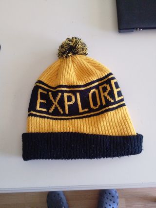 Gorro The North Face amarillo en muy buen estado. 
