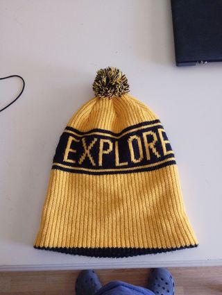 Gorro The North Face amarillo en muy buen estado. 