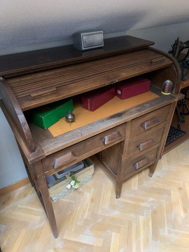 Escritorio antiguo de madera