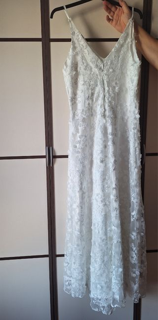 Vestido de fiesta de tirantes con bordado floral