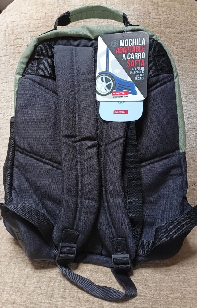 Mochila Blackfit8 Verde-Negro con etiquetas