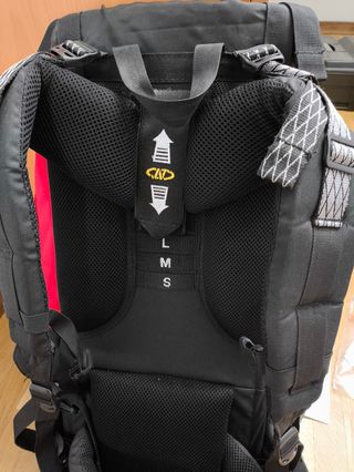 Mochila Novatec 40L - Negra/Roja