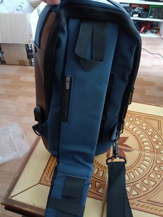 Mochila bandolera azul y marrón