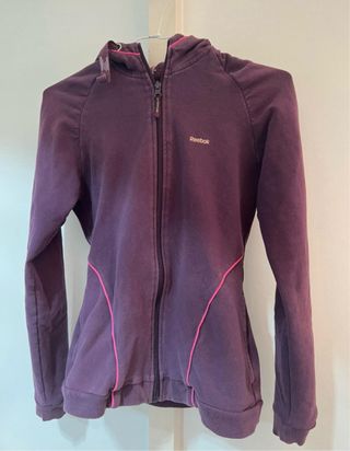 Chaqueta Reebok morada con capucha