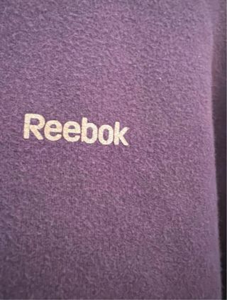 Chaqueta Reebok morada con capucha