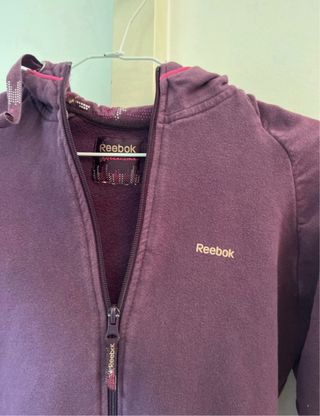 Chaqueta Reebok morada con capucha