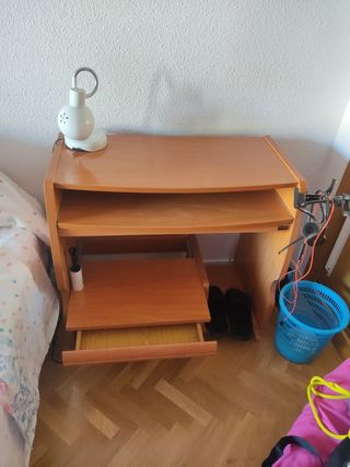 Mesa escritorio de manera con ruedas. 