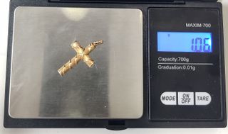 Colgante Cruz de oro de 18k, 1.06 g.