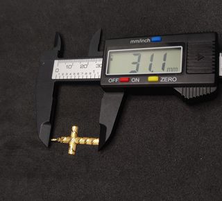 Colgante Cruz de oro de 18k, 1.06 g.