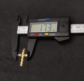 Colgante Cruz de oro de 18k, 1.06 g.