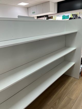 Estantería tienda blanca