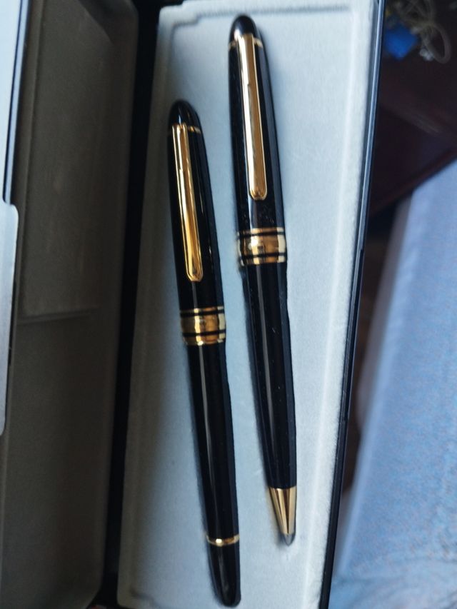 Plumas y bolígrafo - Escritura