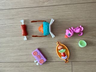 Muñeca prehistórica + accesorios de parrillada 