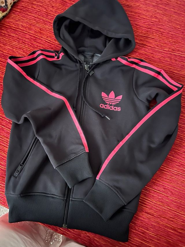 Chaqueta Adidas con capucha negra y rosa