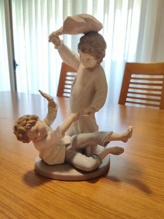Figura Nao Lladró: Niños con almohada