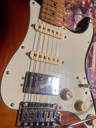 Fender Stratocaster HSS - Golpeador