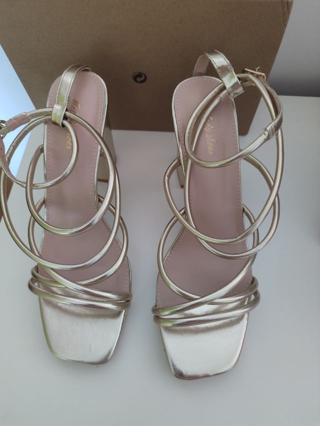 Sandalias doradas tacón 10 cm Talla 41