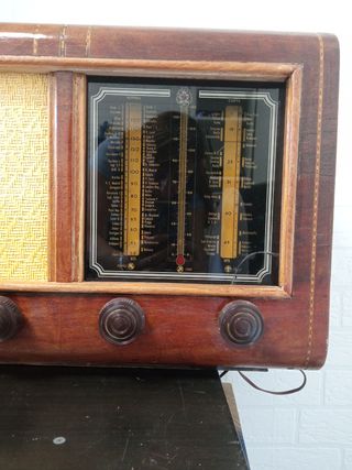 Radio antigua de madera.