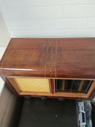 Radio antigua de madera.