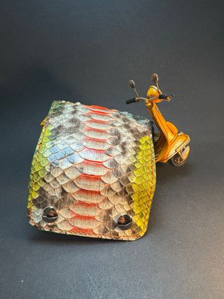 Cartera piel de pitón multicolor.
