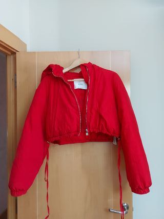 Cazadora Bershka roja corta