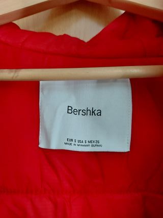 Cazadora Bershka roja corta