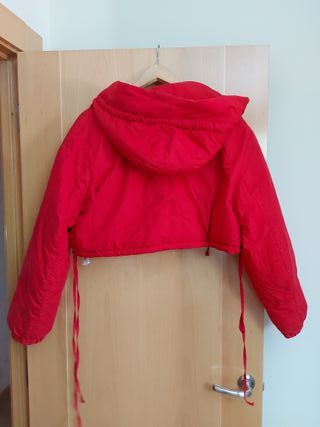 Cazadora Bershka roja corta