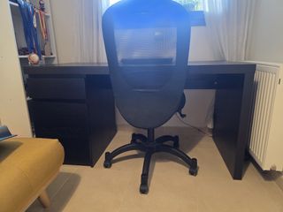 Mesa escritorio negro con silla
