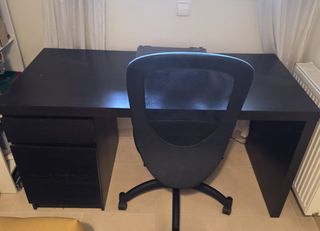 Mesa escritorio negro con silla