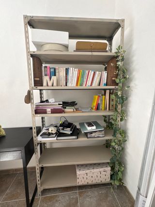 Estantería metálica beige