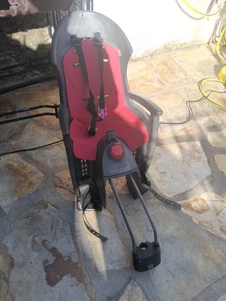 Sillita bebe para llevar en bici marca  Hamax.