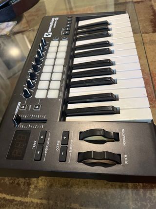 Novation Launchkey 25 - Teclado MIDI