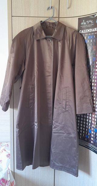 Gabardina. Color marrón. Talla XXL. 