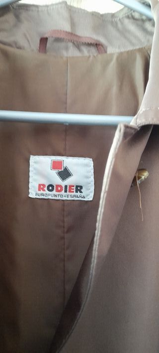 Gabardina. Color marrón. Talla XXL. 