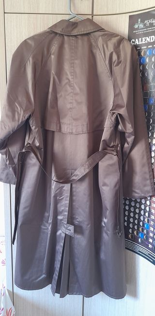 Gabardina. Color marrón. Talla XXL. 