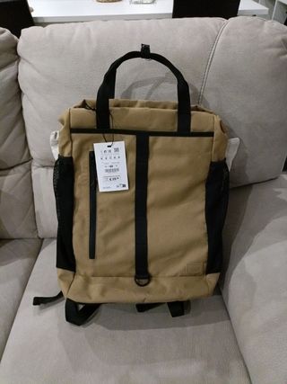 Mochila Pull&Bear color mostaza.