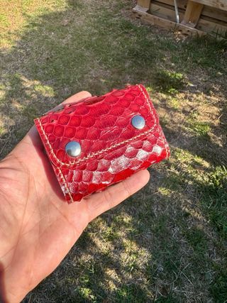 Cartera en piel de pitón color rojo.