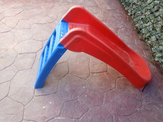 Tobogán infantil rojo y azul