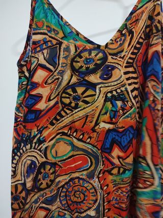 Vestido corto veraniego estampado.