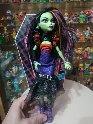 Pijama nuevo a estrenar + muñecas monster High