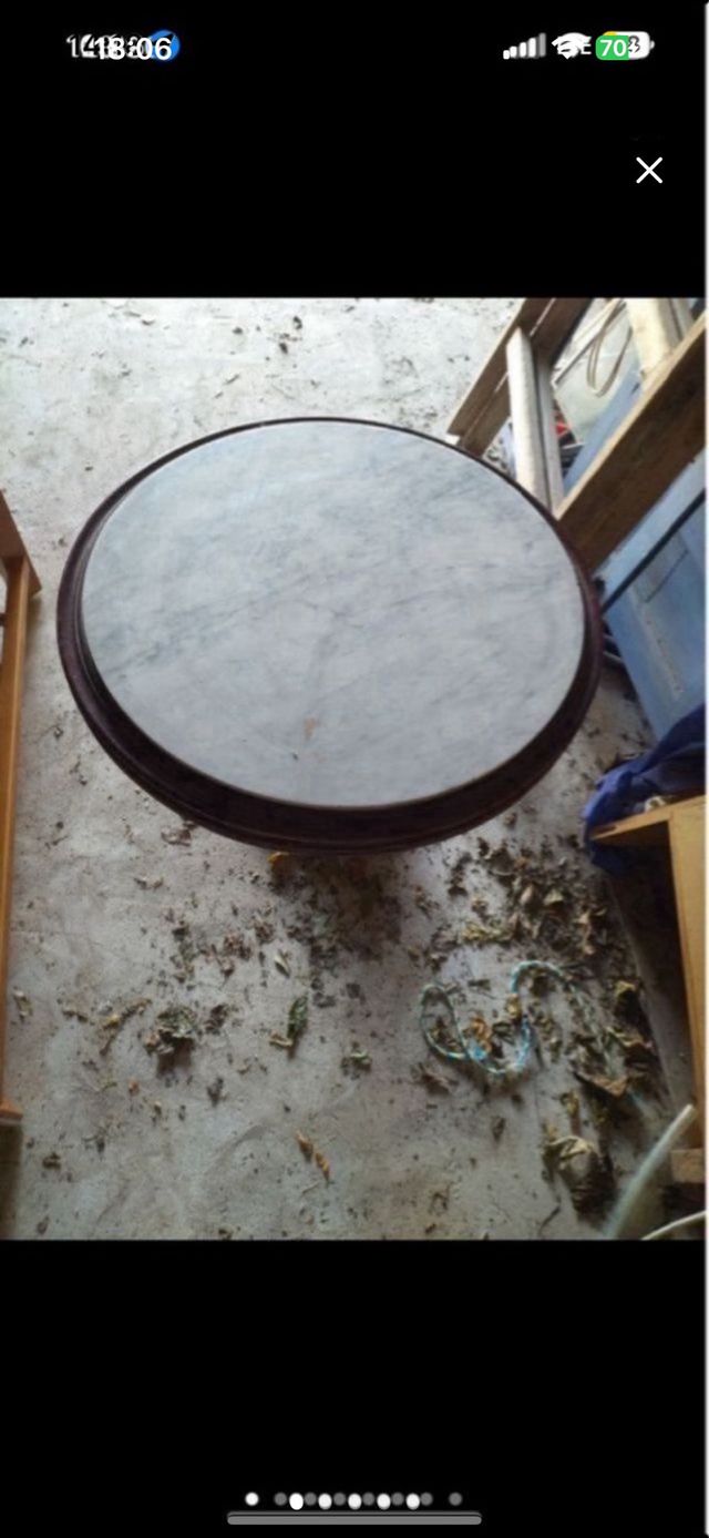 Mesita redonda mármol-madera